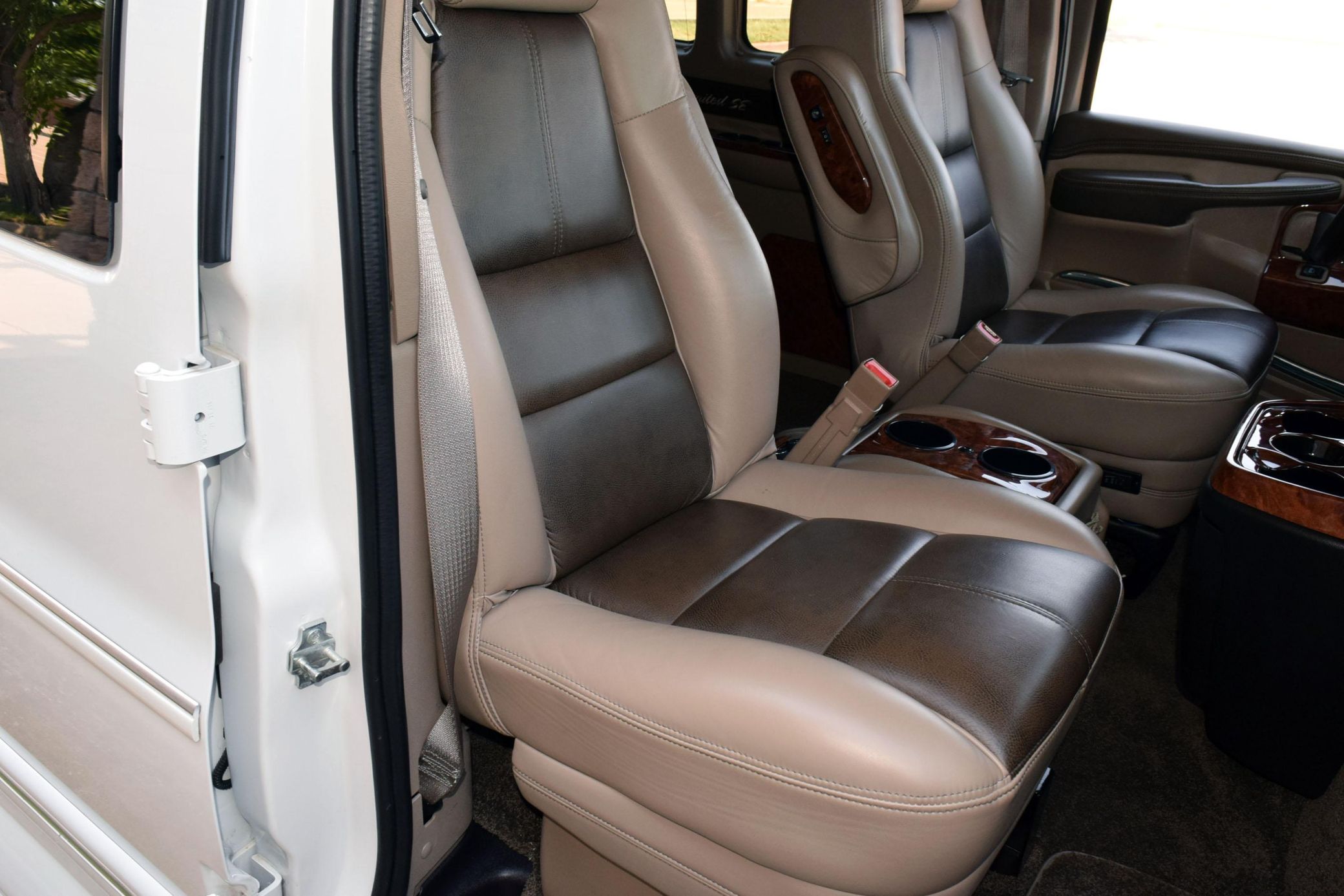2015 GMC Savana G2500 Explorer Limited SE - Image 25