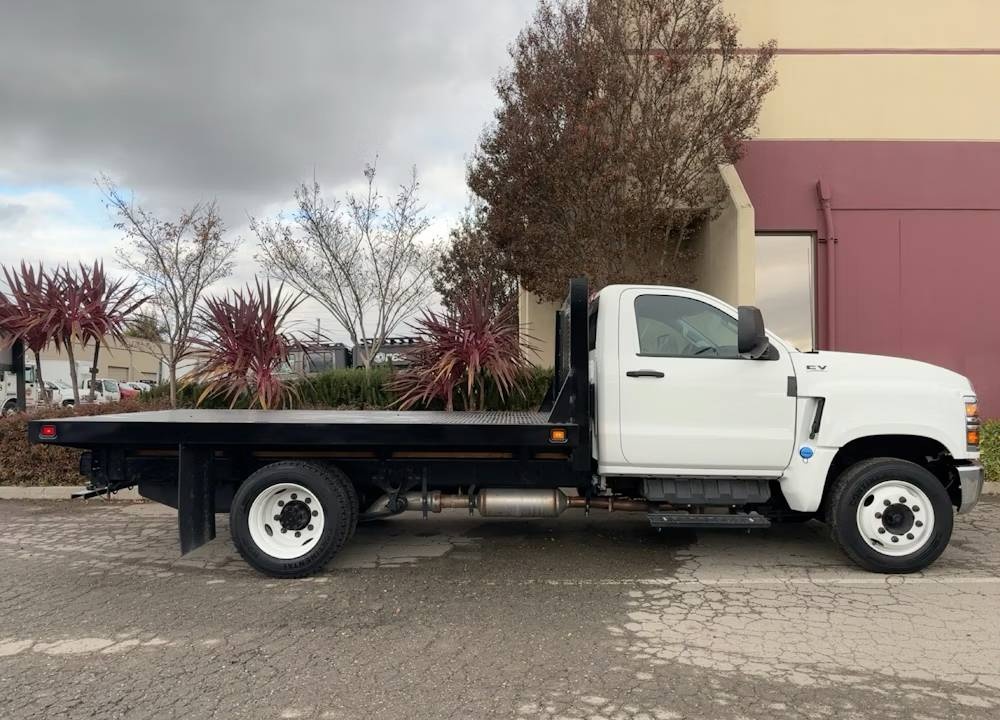 2023 International CV515 12' Flatbed Truck 6.6L - Image 3