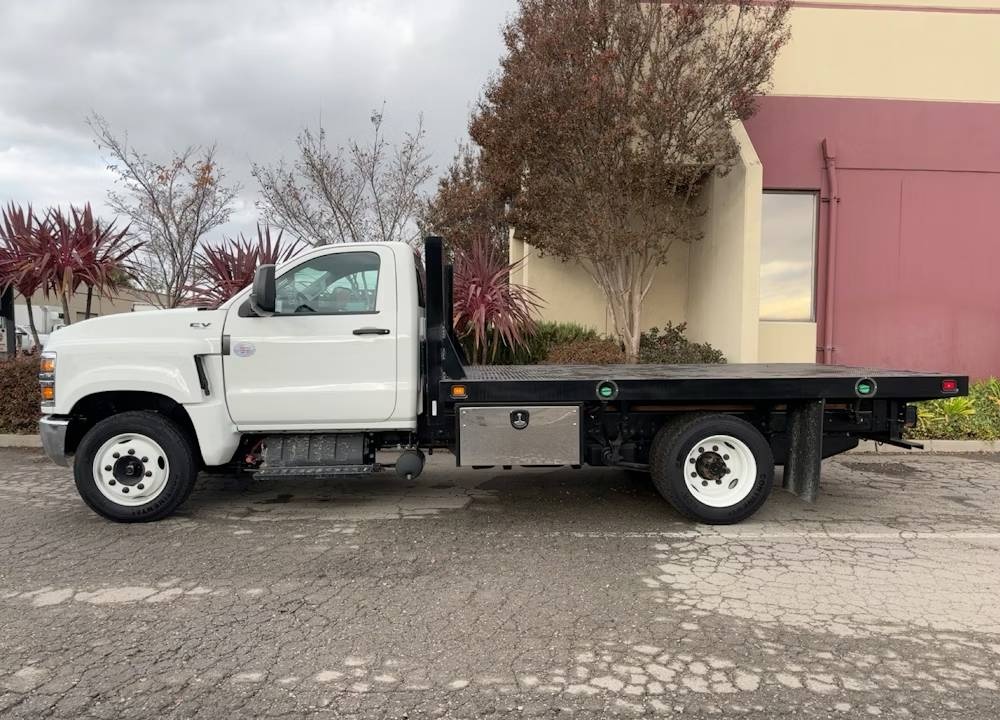 2023 International CV515 12' Flatbed Truck 6.6L - Image 4